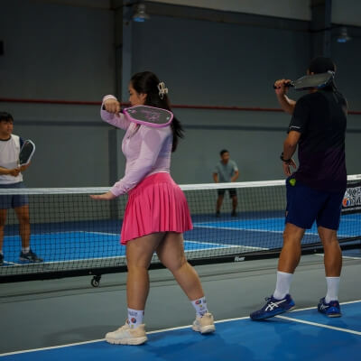 Coach Jan2 showing and explaining a proper forehand drive